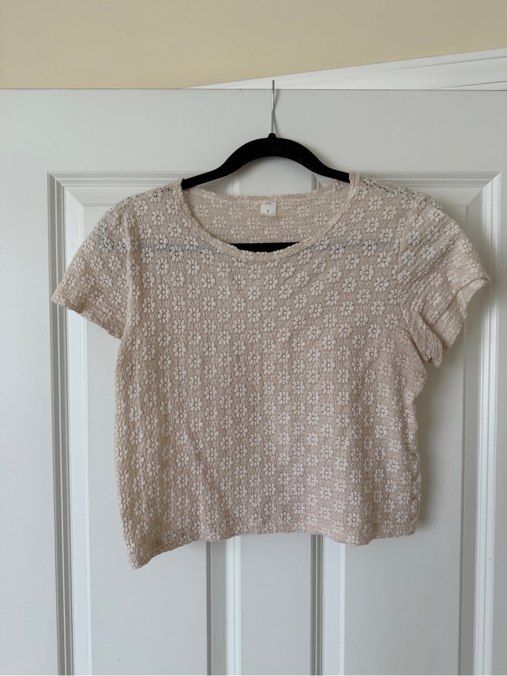 Old Navy Cream Lace Floral Short Sleeve Tee